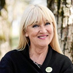 Jaana Saarinen - 爸B冇得揀演員 飾演Mother in law