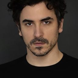 Santi Bayón 飾演 Roberto Vasquez IV (Henry's Dad)