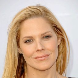 瑪麗·麥柯瑪克 飾演 Margaret