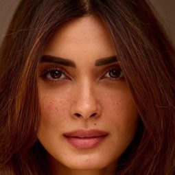 黛安娜·彭蒂 飾演 Shehzadi Zinat-un-Nissa