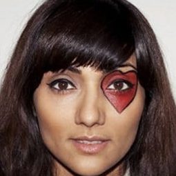 桑達夏爾馬 飾演 Mother