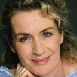 Isabelle Petit-Jacques 飾演 L'employée de la banque