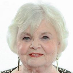 茱施潔比 飾演 Aunt Cass