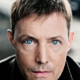 Andreas Hofer 飾演 Peter Welker