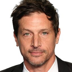 賽門·雷克斯 飾演 