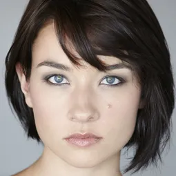 Cortney Palm 飾演 Emily Weaver