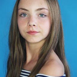 Zsófia Rea 飾演 Racha