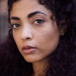 Dominique DuVernay 飾演 Pedestrian