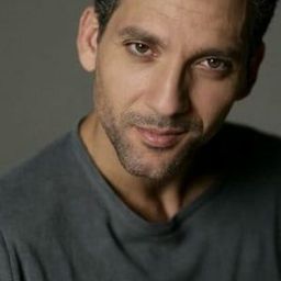 貝培·費奥雷羅 飾演 Nino