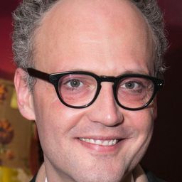 Alex Beckett 飾演 (voice)