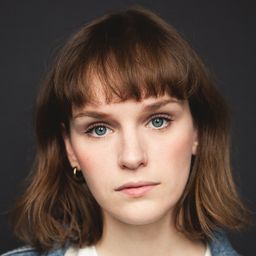 Sarah Anne Parent 飾演 Karina