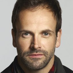 約翰．李．米勒 飾演 The Creature / Victor Frankenstein