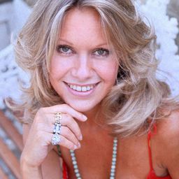 Suzanna Leigh 飾演 Amber