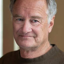 Joanna Briant 飾演 Pat