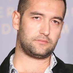 Akın Aksu 飾演 İmam Veysel