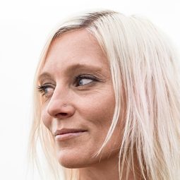 Susi Mai 飾演 Self - Rider