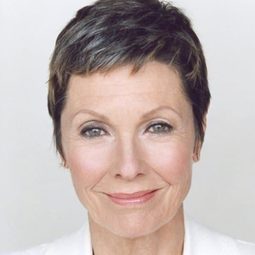 Pamela Salem 飾演 Miss Moneypenny