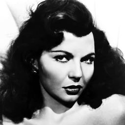 Simone Silva 飾演 Undetermined (Minor Role - Paris Sequence) (uncredited)