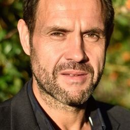 Christophe Vandevelde 飾演 Louis Carambo