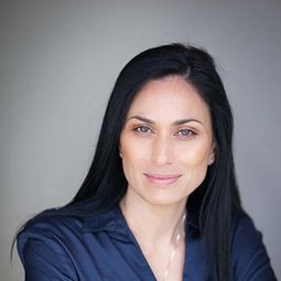 Kali Kopae - WHINA演員 飾演Mira Szászy