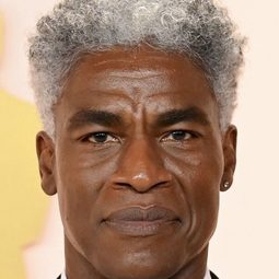 費迪克舒密特 飾演 Adm. Solomon 'Warlock' Bates