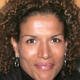 露西婭·瑞科爾 飾演 Billie 'The Blue Bear'