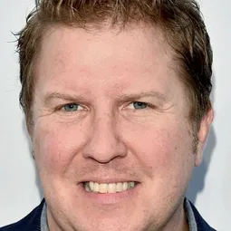 尼克·史沃森 - 迫良持槍演員 飾演Travis