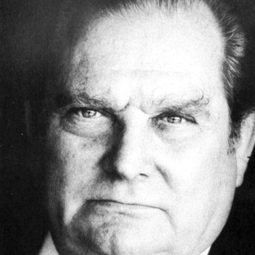 Geoffrey Copleston 飾演 Man Who Returns Invitation Cards