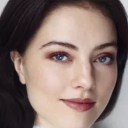 Sofia Karemyr 飾演 Iris