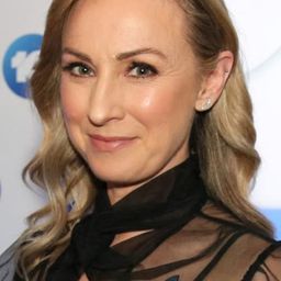 Lisa McCune 飾演 Laura