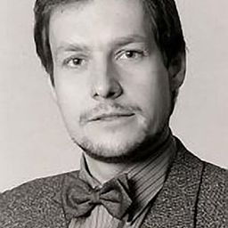 Peter Jelosits 飾演 Schmidt