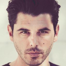 Ricardo Angelini 飾演 Ober