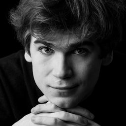 Kacper Olszewski 飾演 dresiarz