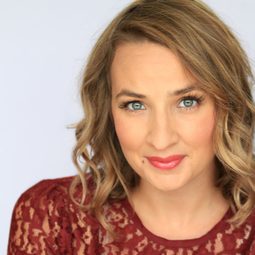 Sara Cravens 飾演 Clawdeen's Mom / Manager (voice)