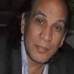 Muneer Makram 飾演 