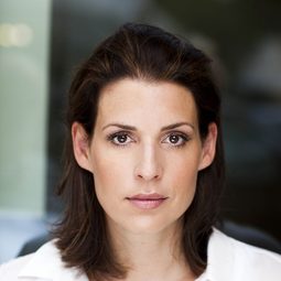 Elena Uhlig - 沒有耳朵的兔子演員 飾演Wellness-Angestellte