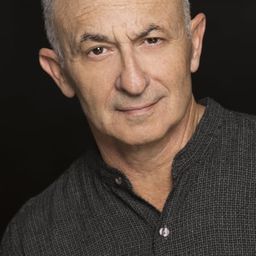 Robert Small 飾演 Government Doctor