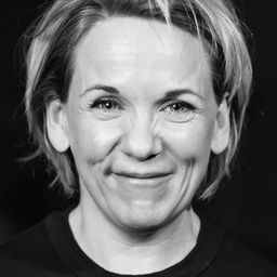 Suzanne Paalgard 飾演 