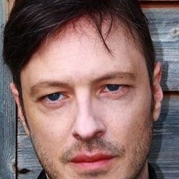 Michael Liebman 飾演 Shay