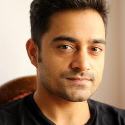 賈南德拉·崔帕帝 飾演 Captain Adil