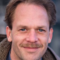 Milian Zerzawy 飾演 Michael