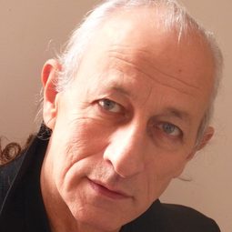 Stéphane Gildas 飾演 le volontaire