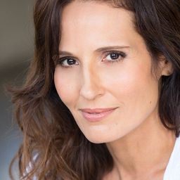 Lisa Roumain 飾演 Marina