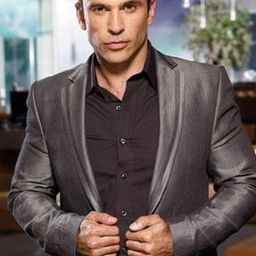 Martín Karpan 飾演 Cristobal