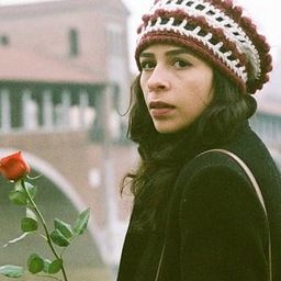 Adriana Barbosa 飾演 Mulher na Galeria Prado Jr.