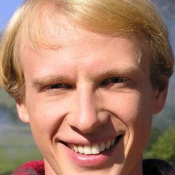 Aleksandr Poryvaev 飾演 uncle Roma