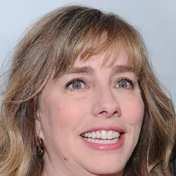 Lisa Roberts Gillan 飾演 Cora