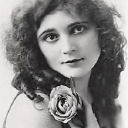 Claire McDowell 飾演 Jane's Aunt