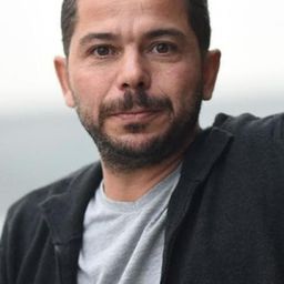 Atılay Uluışık 飾演 Azer