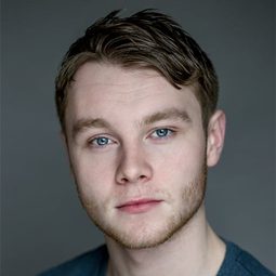 Rob Malone 飾演 Cathal